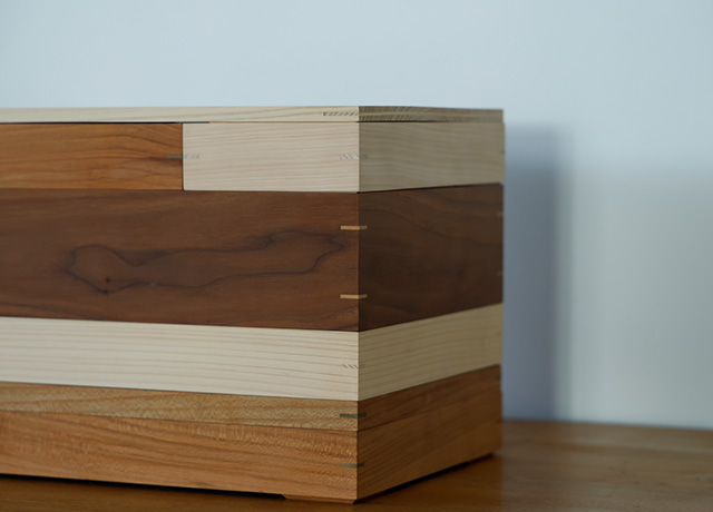 木材を組む技術を利用した「組む箱」。木の種類やサイズ違いを自分好みに組み合わせて楽しむことができる。