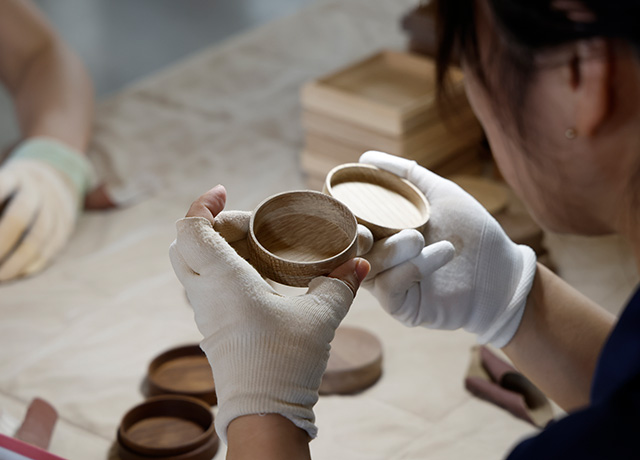 一つ一つ「木目を意識しながら」最終調整するという。