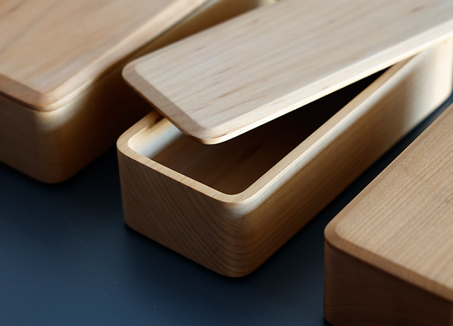 ガラス塗料を使用することで木の良さを生かしつつ、匂いを抑えることに成功。