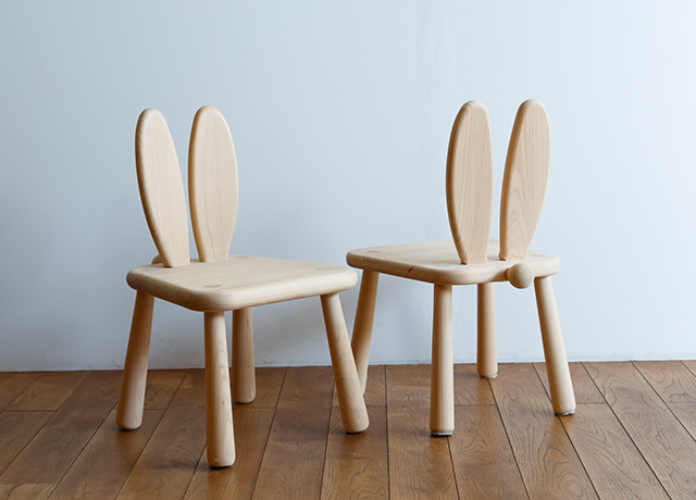 絵本をモチーフにしたウサギの椅子