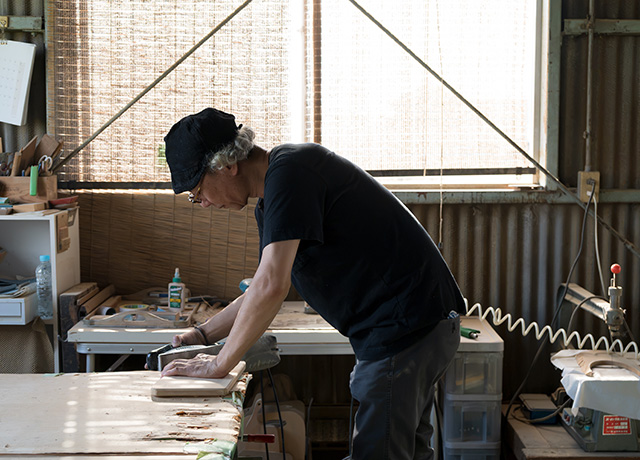 たくさんの工具や木材が並ぶ工房にて。ここから日々の暮らしに寄り添う木道具が生まれていく