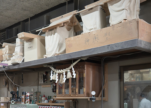 結婚式やお宮参りなどでお札をいただいたり、会社や事業を始めたり。暮らしの節目で手を合わせる場所がほしいと思う時に、神棚があると心強い