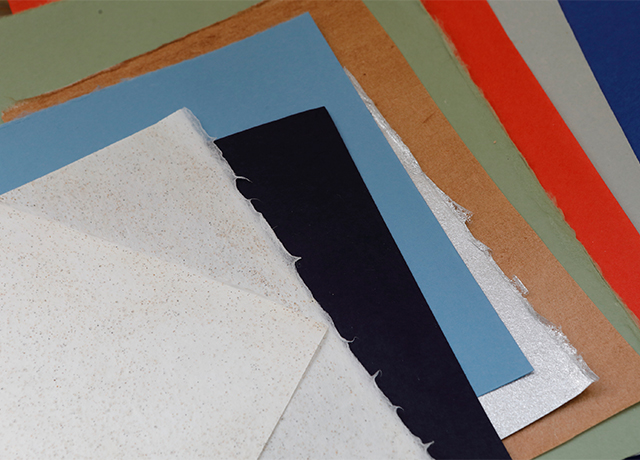 YURAGUにも使われる和紙の数々。一番手前は砂を漉き込んだ紙。