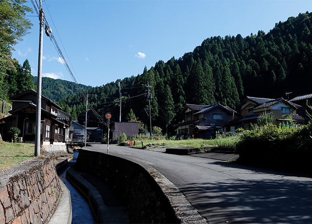 山間に多くの和紙工房が軒を連ねる福井県越前市大滝町。紙づくりに適した清らかな軟水が豊富で、長田製紙所では今でも山水をくみ上げて使っている。