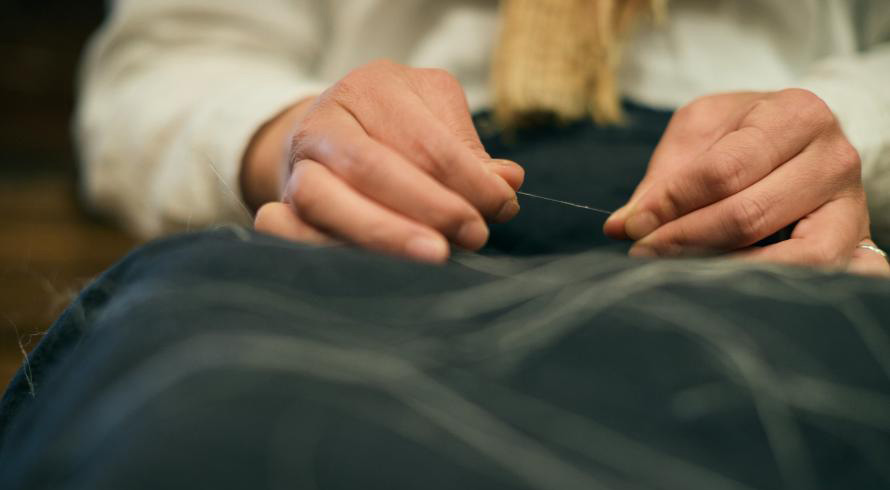 「植物の麻」をつなげ「麻の糸」にする手績み体験