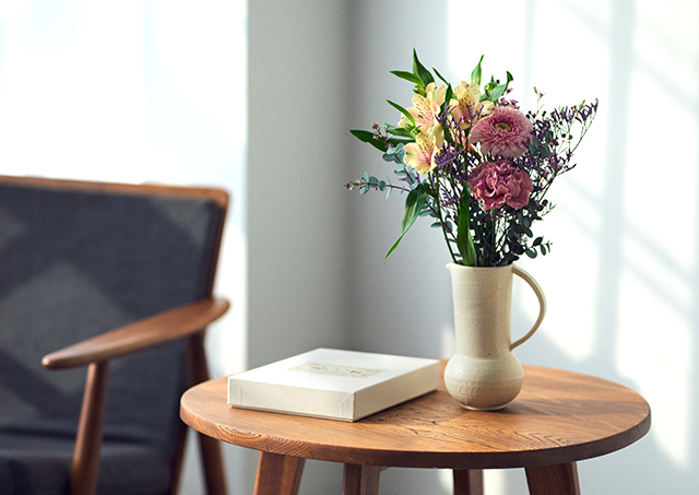 母の日に贈る花と花入れ