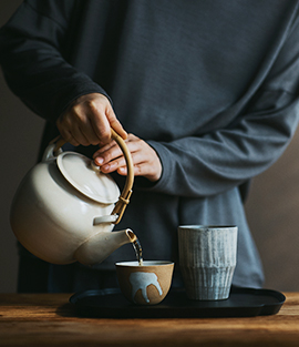 お茶を囲む