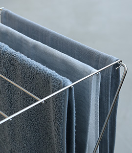 3種類の使い心地と、汎用性を高めたこだわりのサイズのタオルをつくりました。日本の情緒と清潔感を纏う3色の色展開で、中川政七商店の定番花ふきんのような上品な世界観を表現しました。