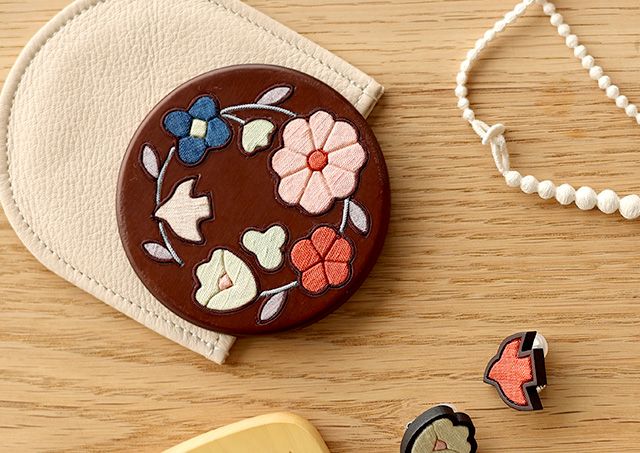 草木染の木目込み丸鏡