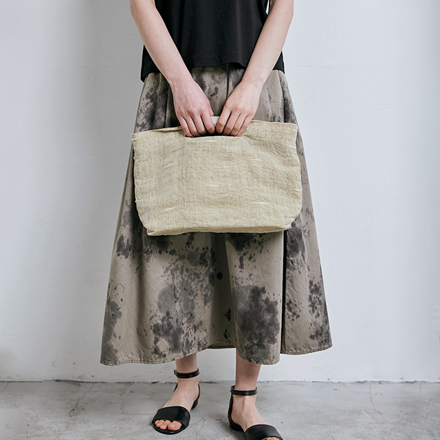 夏のおでかけに使いやすい、草木染めのバッグ