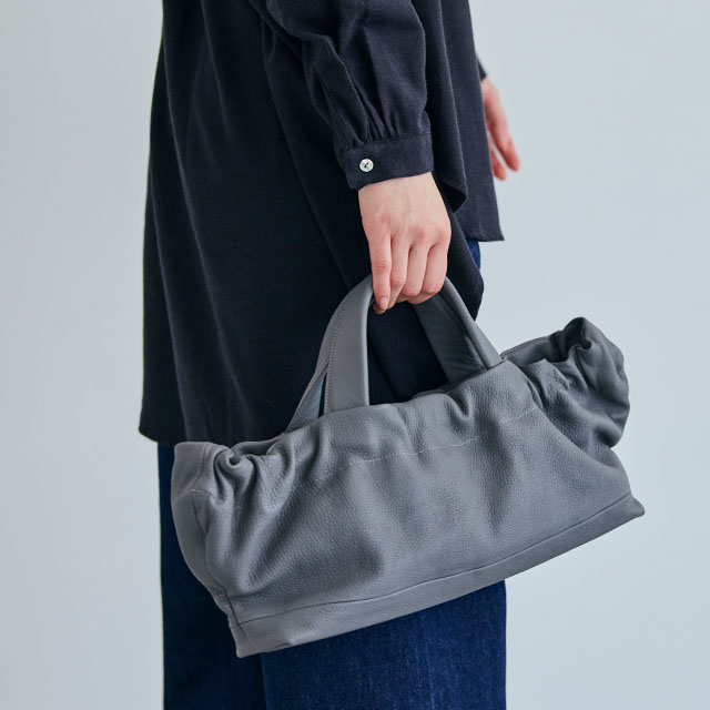 鹿革の横長ギャザートート