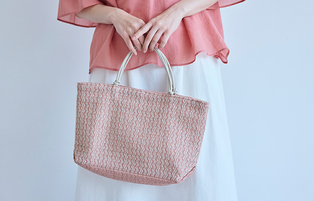 希少な機械で編み上げた複雑な表情の生地