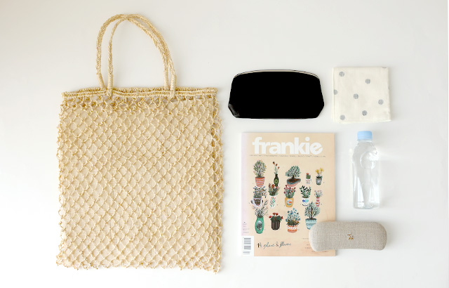 涼しげな素材をすっきり持てるデザインに