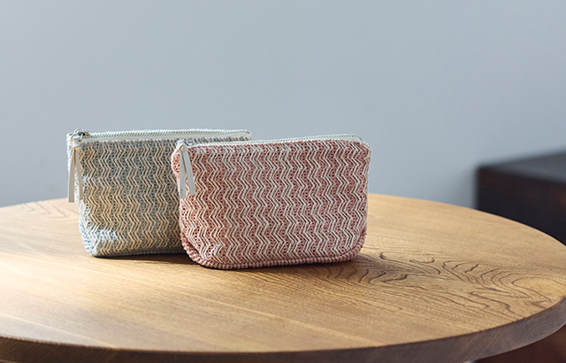 落ち着いた華やかさで使いやすいポーチ