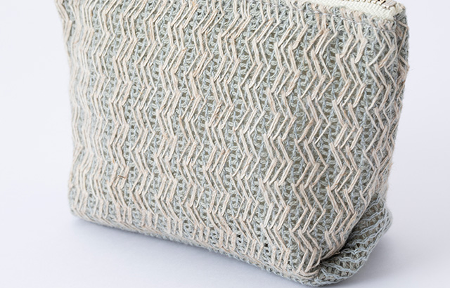 希少な機械で編み上げた複雑な表情の生地