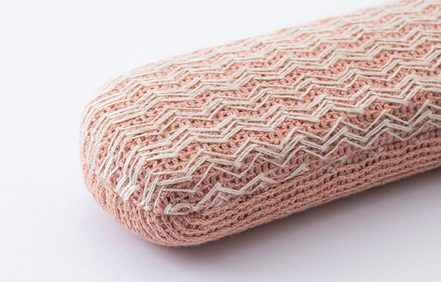 希少な機械で編み上げた複雑な表情の生地