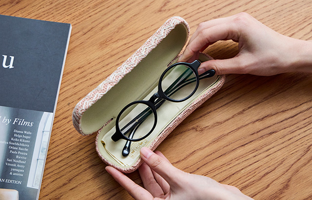 めがねをしっかり守るハードタイプ