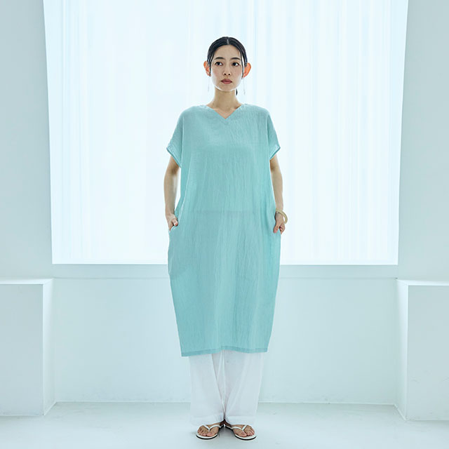 流れるようなシワの表情が印象的な服