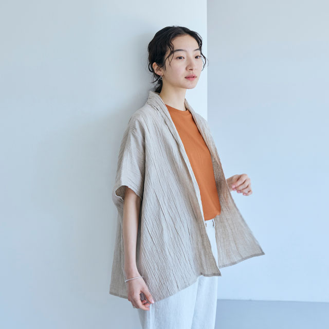 流れるようなシワの表情が印象的な服