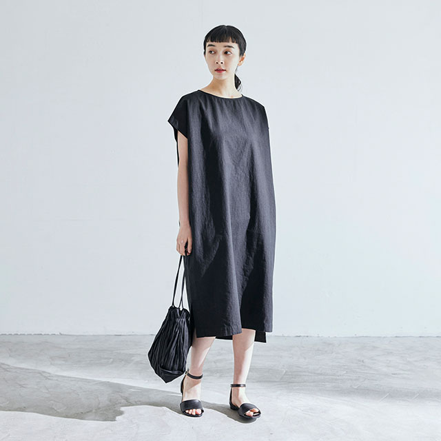 纏う人の魅力を引き立てる、黒染めワンピース