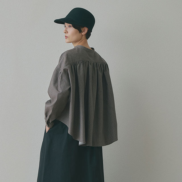 やわらかネルのバックギャザーブラウス