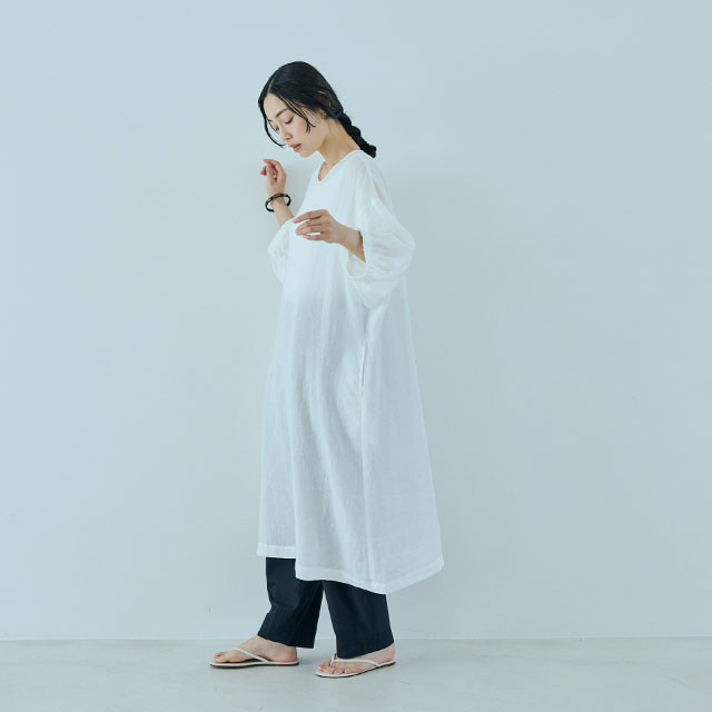 日本の白 パフスリーブワンピース
