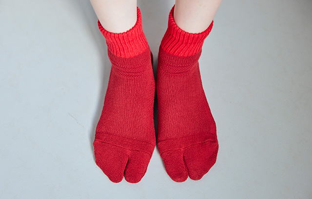 歩きやすさのための素材と編み加工