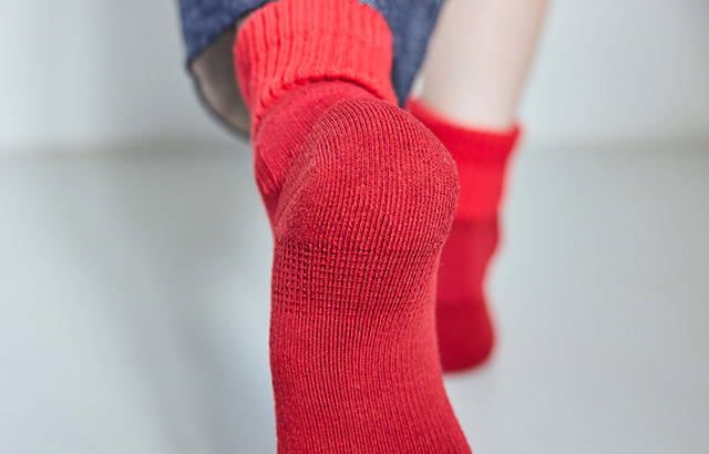 歩きやすさのための素材と編み加工