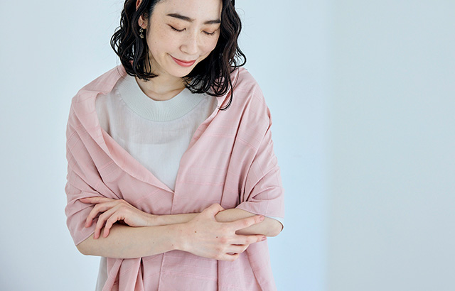 顔まわりが華やぐ、上品な色使い