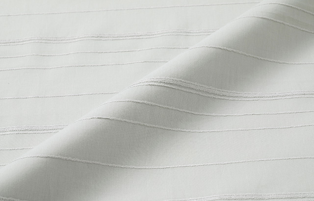 モール糸を織り込んだ立体的な表情