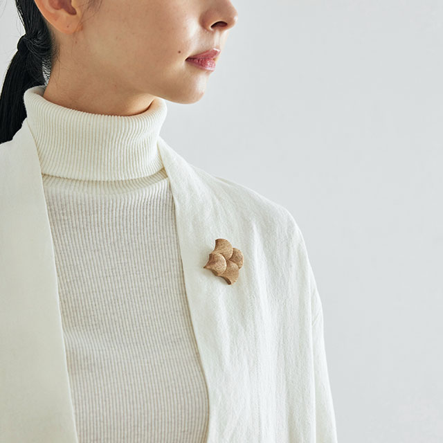 軽くて付けやすく、装いのアクセントに