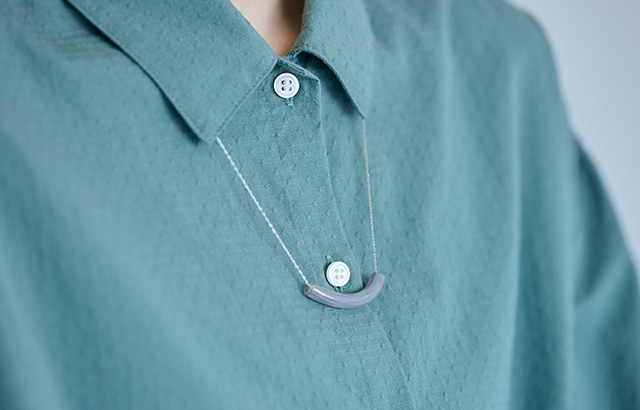 透明、白、色のガラスを重ねて独特の表情に