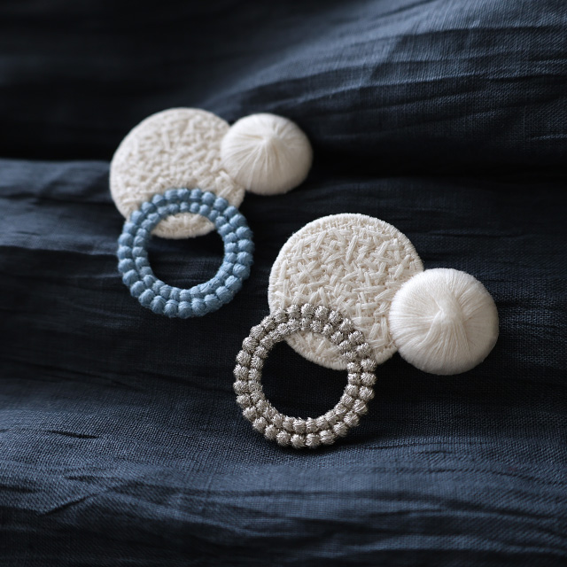 さまざまな刺繍の表情を愉しめる、華やかなブローチ