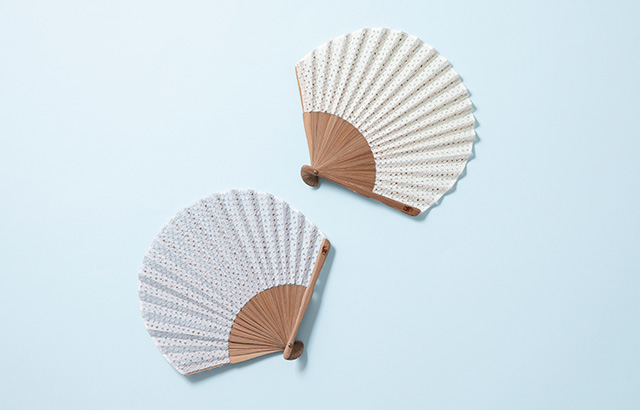 ホタテのような丸みが愛らしい小ぶりな扇子