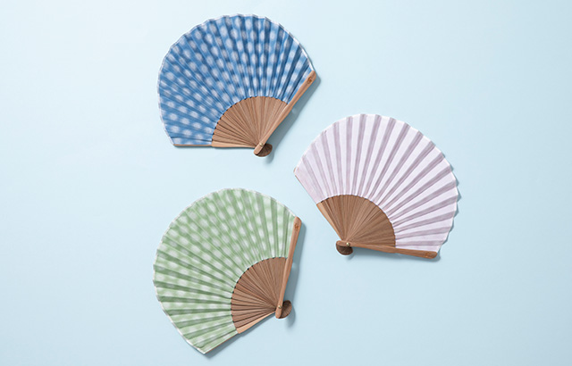 ホタテのような丸みが愛らしい小ぶりな扇子