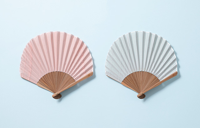 ホタテのような丸みが愛らしい小ぶりな扇子