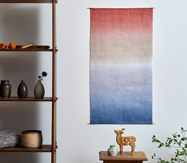 季節のぼかし染めタペストリー 寒梅｜家を装う｜中川政七商店 公式サイト