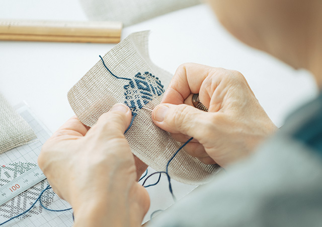 生地の上を埋め尽くす、刺し模様の美しさ