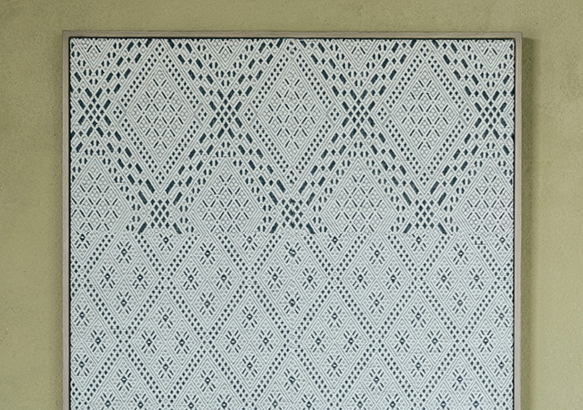 昔の着物に刺されていた文様を、写し取りました