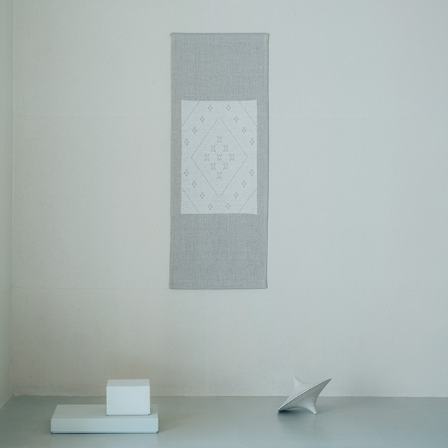 くらしの工藝布「こぎん刺し」のタペストリー