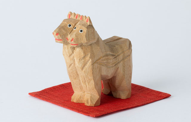 力強い彫りで表した寄り添う午の親子