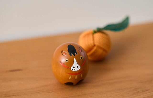 群馬に伝わる工芸品で愛らしい姿を表現