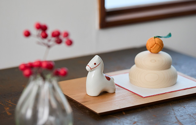 青みがかった光沢が上品な干支飾り