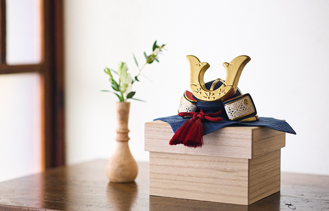 陶器らしいあたたかさを感じる瀬戸焼の兜飾り