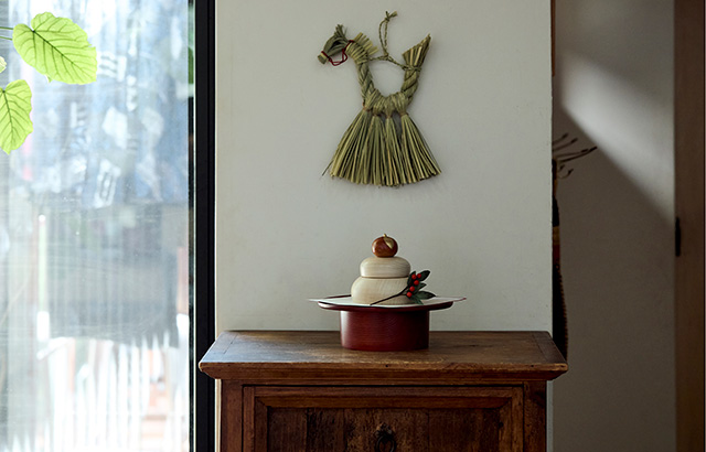 漆を重ねた上質な鏡餅飾り