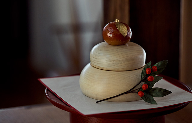 拭き漆で仕上げた上品なお餅