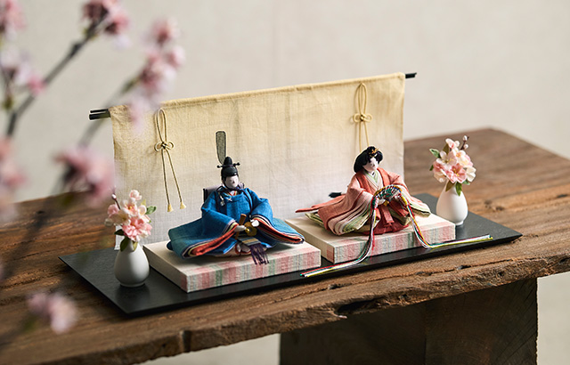 草木染めの織物で着物を仕立てた「衣裳着雛人形」