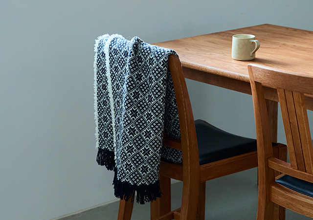 ひざ掛けや羽織ものとして