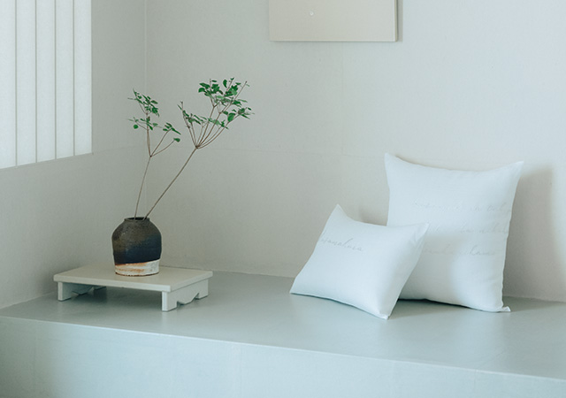 美しい日本を想わせる、刺繍のモチーフと和歌