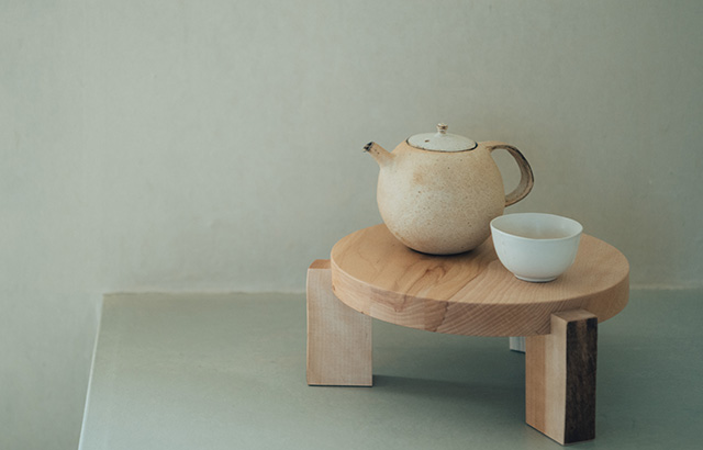 花やオブジェを飾るのにぴったりな「木端（こば）の花台」